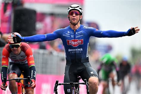 Giro D Italia Kaden Groves Wins Crash Marred Stage 5 In Salerno