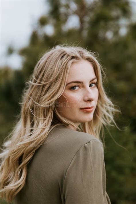 Modelo Joven Bonito De La Mujer De La Belleza Con El Pelo Rubio Largo