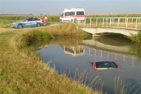 Nel Canale Con L Auto Si Salva Per Miracolo