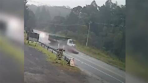 Vídeo flagra acidente na Mogi Bertioga que tirou a vida de três pessoas