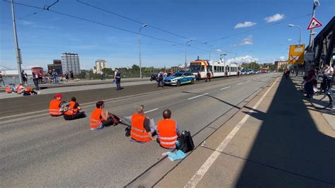 Verkehrschaos Klimaaktivisten Blockieren Br Cke In Mannheim Swr Aktuell