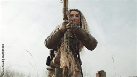 Vidéo Stock Determined Woman Assembling A Sniper Rifle With Care And Expertise Displaying