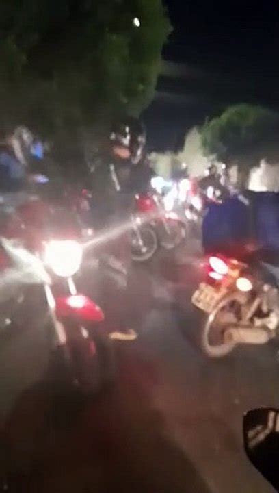 Entregadores fazem buzinaço na casa de homem que teria agredido motoboy