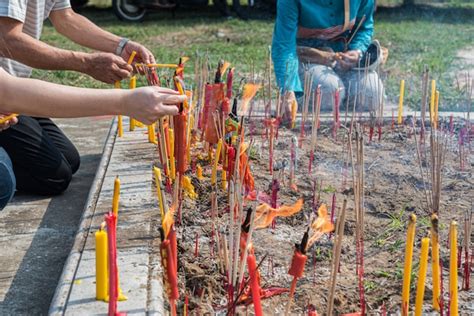 Premium Photo Qingming Festival Qing Ming Tomb Sweeping Day