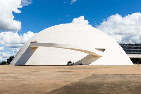 Conheça as obras de Oscar Niemeyer em Brasília | Segue Viagem