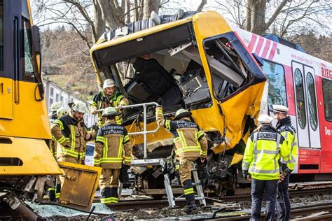 Unfall In Stuttgart Stadtbahnen Krachen Frontal Zusammen Mehrere