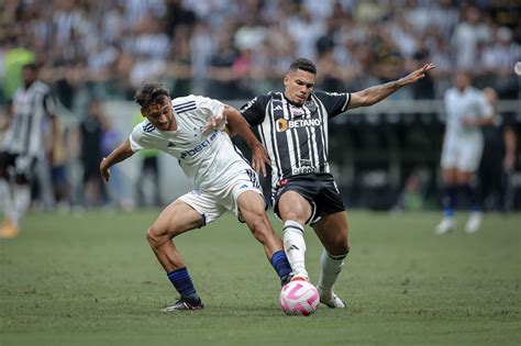 Galo faz contra e Cruzeiro vence o primeiro clássico na Arena MRV Placar