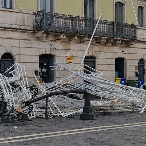 Tempesta Nel Catanese Tre Feriti Ad Aci S Antonio Il Forte Vento Ha