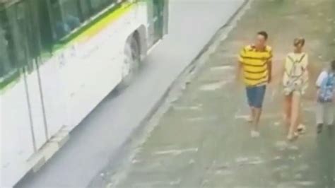 Vídeo Câmeras De Segurança Flagram Suspeito De Estuprar Garota Na