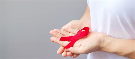 M O Segurando A Fita Vermelha Para Dezembro Dia Mundial Da Aids