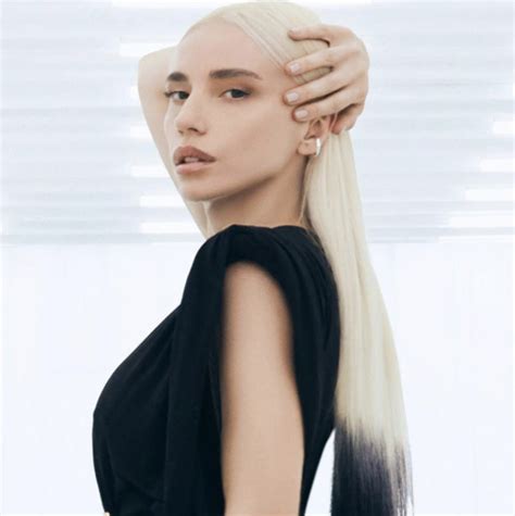 Gülşen - Irgalamaz Beni (English translation)