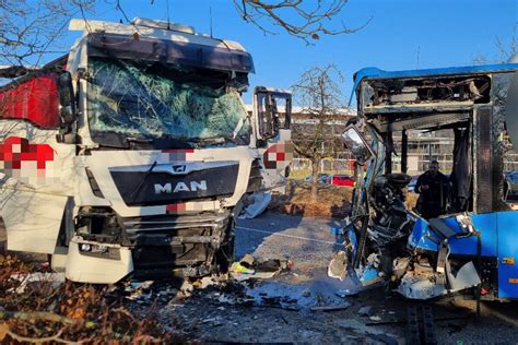 Heftiger Crash Zwischen Bus Und Laster In Walldorf Zwei