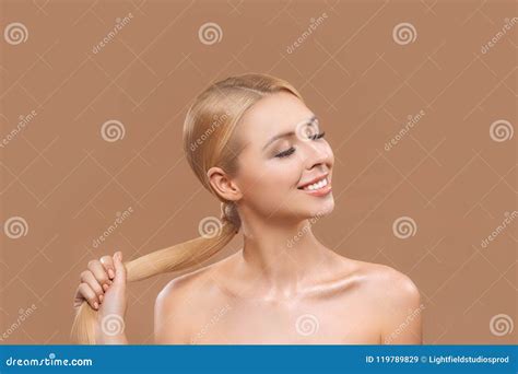 Belle Femme Blonde Nue Avec De Longs Cheveux Et Yeux Fermés Image stock Image du propre pose