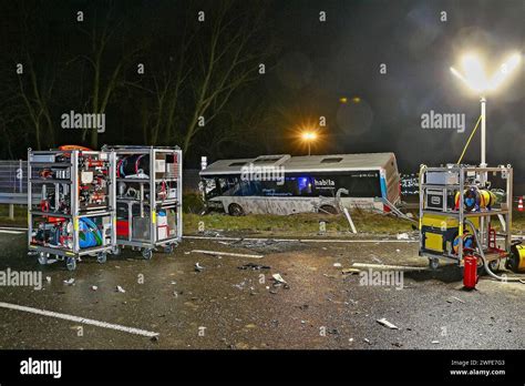 Schwerer Verkehrsunfall Mit Linienbus Toter Schwerverletzte