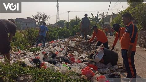 Timbulkan Bau Busuk Dan Ganggu Pengguna Jalan DLH Bekasi Angkut