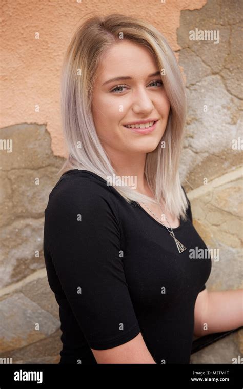 Belle Fille Blonde Portant Des Jeans Serr S Et Un T Shirt Noir L Ext Rieur Photo Stock Alamy