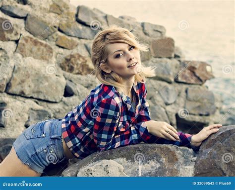 Portrait D Une Jeune Belle Fille Blonde Sensuelle Photo Stock Image Du Femelle Sensuel 32099542