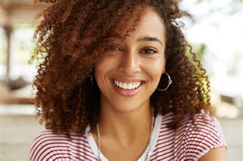 Close Up De Uma Ador Vel Mulher Afro Americana Um Sorriso Largo