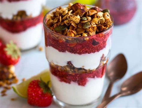 Easy Recipe Berry Granola Yoghurt Parfait