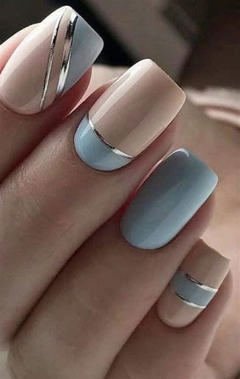 Uñas semipermanentes en tonos azules clares y nude con lineas plateadas