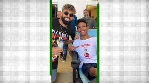 Gabigol Aparece De Surpresa Realiza Desejo De F Paralisia