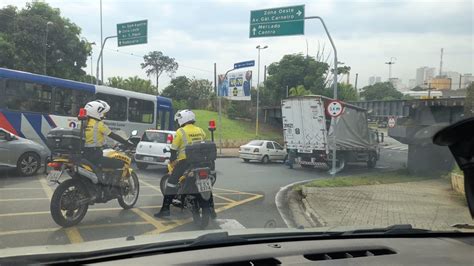 Caminh O Fica Preso Ao Passar Sob Pontilh O Da Linha F Rrea Em Avenida