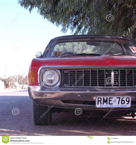 Coche Rojo Parqueado Debajo De Un Eucalipto Foto De Archivo Editorial