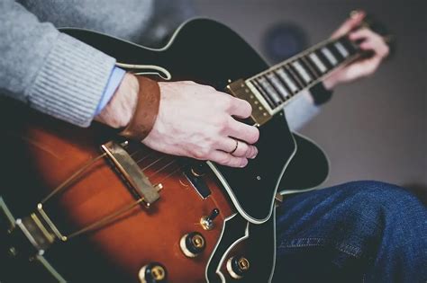 Comment Tenir Une Guitare Correctement Guide Essentiel Du D Butant