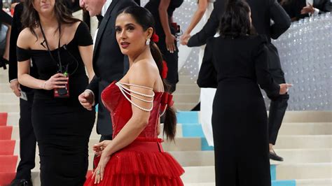 Salma Hayek Y Su Sexy Vestido Rojo Pasión En La Met Gala 2023 Glamour