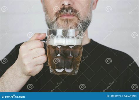 Cerveja Bebendo Do Homem Imagem De Stock Imagem De Pessoa 150397171