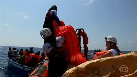 Jornal Correio Bote Naufraga Na Costa Da L Bia E Deixa Mais De Mortos