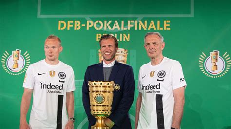 F R Dfb Pokal Finale Eintracht Frankfurt Pr Sentiert Sondertrikot