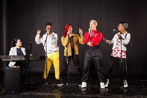 Bailarinos De Anitta Ludmilla Valesca E Pabllo Se Juntam Em Uma Banda Gay UOL Universa