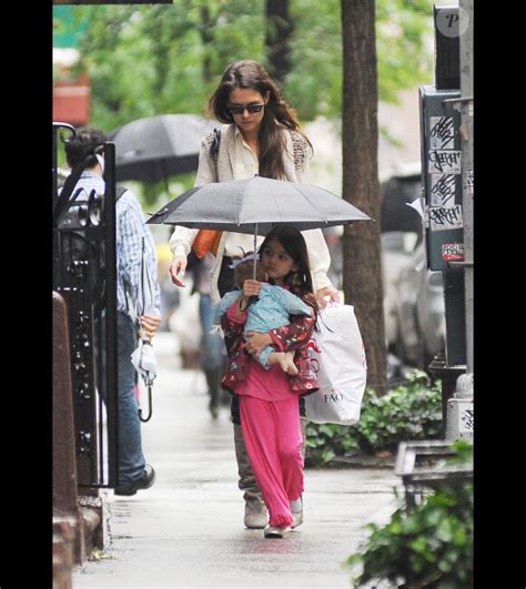 Photo Katie Holmes Et Sa Fille Suri Se Prom Nent Sous La Pluie Dans