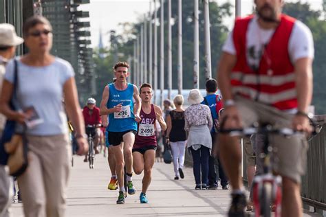 Fabianowski Dominik und Radfahrer - Köln Marathon 2017 - Creative ...