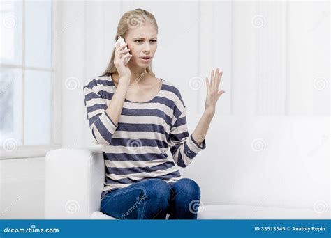 Jeune Belle Femme Blonde S Asseyant Sur Le Divan Image Stock Image Du Transmission Femelle