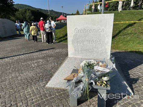 Gra Ani Se Okupljaju U Poto Arima Ekaju Se U Esnici Mar A Mira