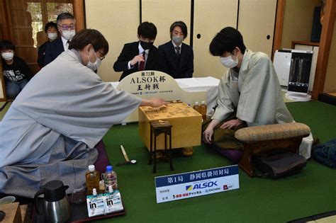 将棋のまち・掛川城対決：第72期王将戦 世紀の一戦幕開け 大盤解説に熱視線 「どちらも良い勝負を」 ／静岡 毎日新聞