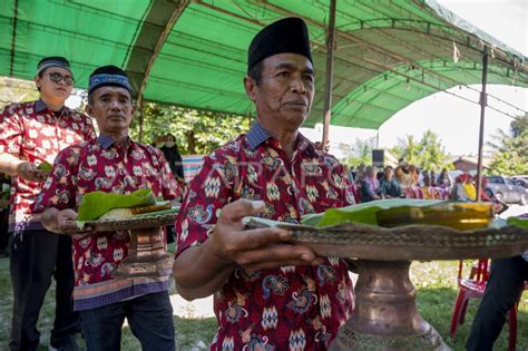 Ritual Povunja Pascapanen Di Sigi Antara Foto