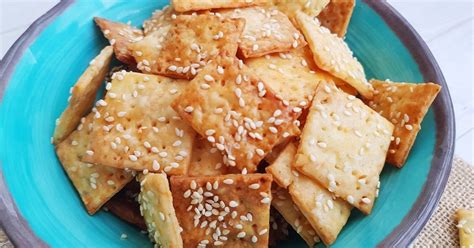 Хрустящий крекер с луком и солью - Со Вкусом