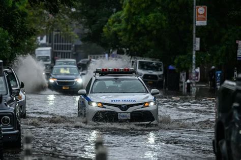 New York Paraliziran Poplava Zaustavila Grad Podzemna Pod Vodom