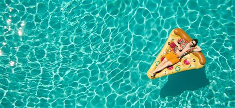 Создать мем "надувной матрас для плавания, надувной матрас пицца ...