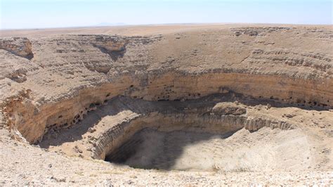 Si è aperta in Turchia un enorme voragine larga 37 metri e profonda 12