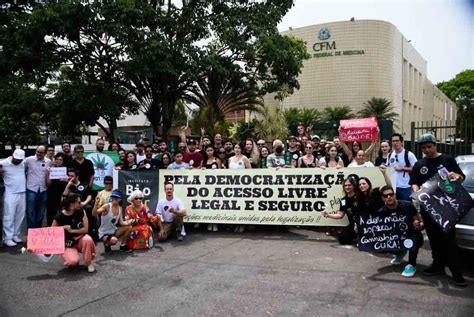 Pacientes Protestam No Cfm Contra Resolu O Que Limita Canabidiol