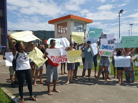 G1 Grupo protesta contra o aumento da passagem de ônibus em Guarujá