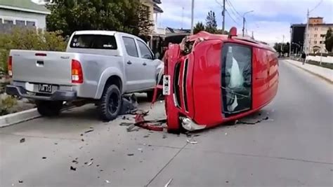 Borracho chocó cinco vehículos estacionados y volcó terminó