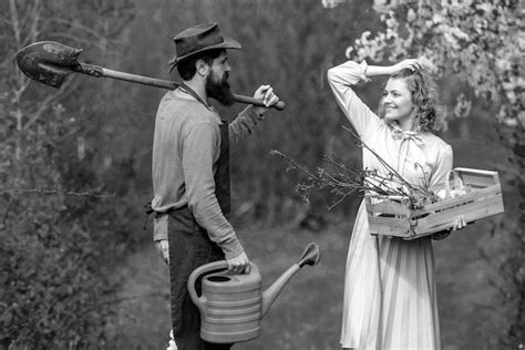 Pareja de agricultores dos personas caminando en el campo agrícola