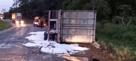 Carreta Tomba E Bloqueia Tr Nsito Na Br No Limite Entre Rodeio E