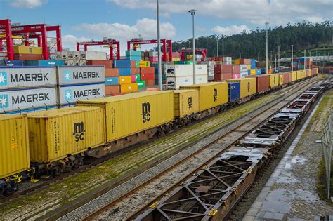 Mau Tempo Queda De Contentor Embate Em Carro No Terminal De Leix Es