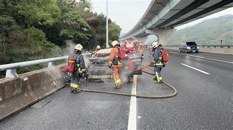 快訊 國1五楊高架火燒車！ 駕駛：爬坡爬到冒煙緊急停車逃命 中天新聞網